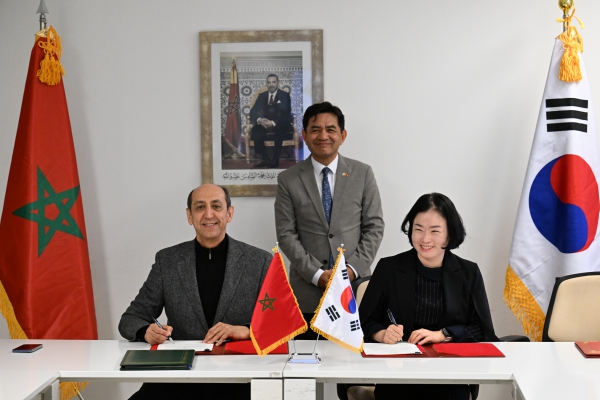 Protocole d'accord entre l'AMEE et la KOICA pour la promotion de la d&eacute;carbonation industrielle